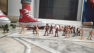 Giantess Crush Army Men soldiers