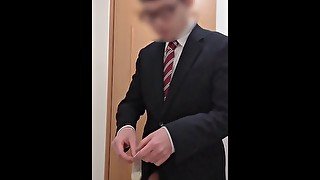 仕事帰りのリーマンがゴムの中に溜めた精液をぶっぱなす！！【サンプル動画】