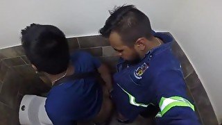 Polvazo latino en el wc