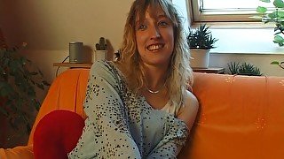 Blonde Milf Bessert Ihr Taschengeld Auf Solo Casting