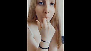 Big booty white girl twerking and sucking her fingers.