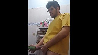 MACHO VERGÓN COGIÉNDOSE UN JUGOSO PEPINO 💪🥒 / BIG DICK MALE FUCKING A JUICY CUCUMBER