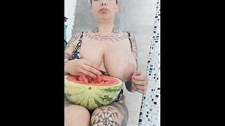 Jugando con una sandia