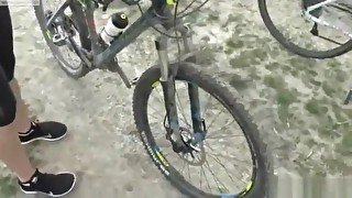 Geile teen 18+ Hure reitet ein Bike und wird in Anal gefickt