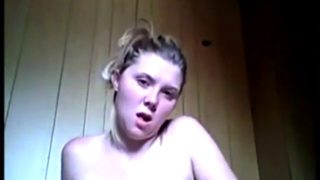 Teen makes herself squirt