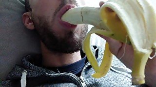 Tiene Tantas Ganas de Chupar una Polla, que le Hace Una Mamada al Plátano con su Boca Sensual