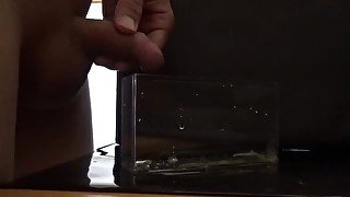 気持ちよくおしっこ遊びをしながら最後はその中に大量射精してしまう変態君。