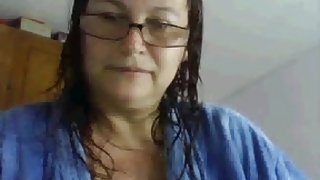 Older nerdy plumper shows her ass after a shower on cam