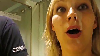 Geile milf gets Milf wird in Public Umkleideraum facialized