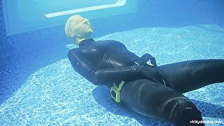 Underwater Latex Breathplay Rebreather Hood: Pool Masturbation