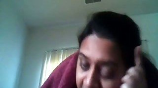 Livecam video chat with Indian aunty flashes her big tits