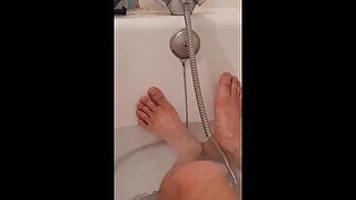 Me branle dans le bain  ) qui veux lécher ?