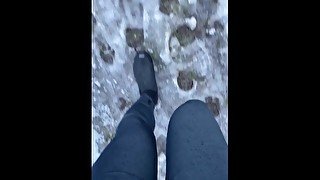 MIt Neoprenschuhen im Schnee und Matsch mit Jeans-Leggings