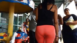 VECINA NALGONA EN LICRA EN EL MERCADO.