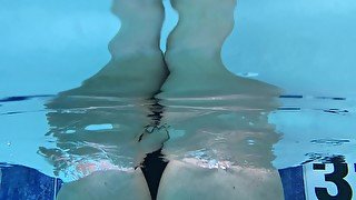 ass shake in the pool