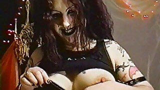 Goth chick gets a messy facial after sucking