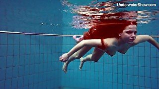 Redhead Simonna showing her body underwater