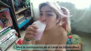 Reyna tomando licuadito, con la leche de xdromedariax, video del set verano en el conurbano