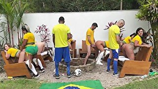 TRANSANDO GOSTOSO NA ORGIA DA COPA