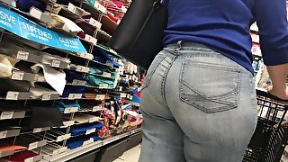 SPY ON BBW THICK ASS IN JEANS CANDUD UNAWARE