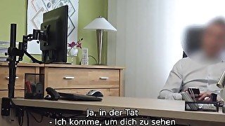 VIP4K. Bewundernswertes Paar aus MILF und Gl&auml;ubiger, das Geld f&uuml;r Sex gibt