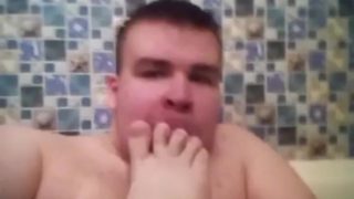 Артем сам себе дрочит ногами в ванной анальная мастурбация self suck autofellatio self footjob