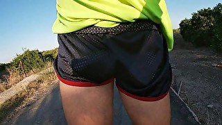 Mi polla en shorts de deporte ajustados y brillantes en un sitio publico