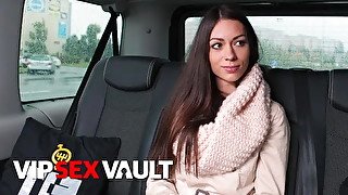 Beauty Arwen Gold Squirts Hard In The Backseat