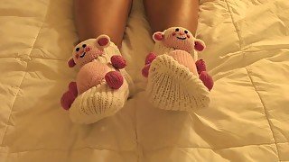 This insanely horny camgirl loves exposing her freaking awesome feet