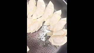 ちょっぴりえちえちな料理動画❣️　餃子♡