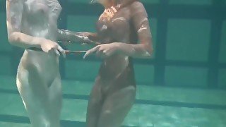 Bad quality underwater lesbian show