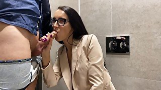 The Boss Fucked A Lustful Secretary In The Toilet