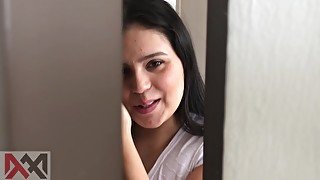 a la perra de mi vecina le encanta mi caramelo- porno en español