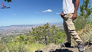 Pisciata in pubblico sul vesuvio con vista sul golfo di Napoli