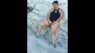 GORDITA MASTURBANDOSE EN PUBLICO EN LA PLAYA