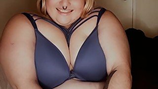 Busty BBW with petite feet playing and sucking