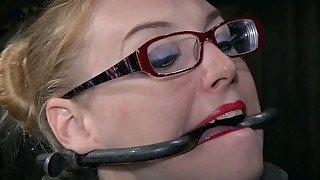 Four eyed blonde whore with nice ass is locked up in dungeon