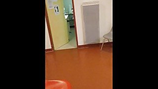 je me doigte dans la salle d'attente du docteur