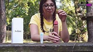 Pandavlog :dietro Le Quinte,giovane Youtuber Italiana Con Le Tettone Recensisce Un Dildo Al Parco