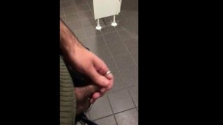 Str8 daddy cum in public toilet