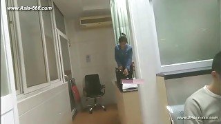 peeping chinese woman to go to the hospital for an injection.1