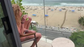 ÉJACULATION INTERNE ANALE sur le balcon à Rio de Janeiro