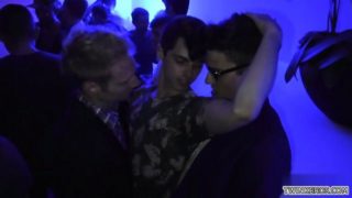 Big dick twinks threesome and cumshot