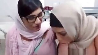 Hijab Wearing Muslims Threeway Blowjob