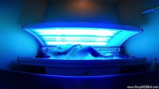 Sexy Bbw Playing Public Tanning Bed - Sexynebbw