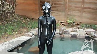 Breathplay in water with gasmask