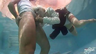 Blonde chick sucks hard dick underwater