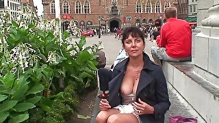 nadine s exhibe dans les rues de bruges