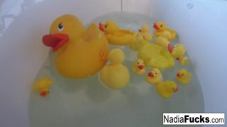 Nadia takes a bath with some rubber duckies