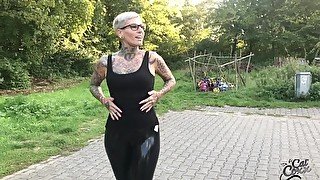 Am öffentlichen Parkplatz im Latex Outfit gefickt !!